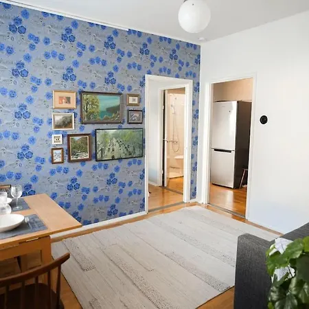 Top Floor For Urban Explorers & Remote Working Apartment